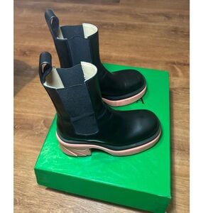 Bottega Veneta Flash Boot
Color: Black - Flamingo
Worn with box & dust bags